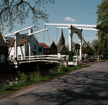 849989 Gezicht op de dubbele ophaalbrug over de Vecht te Breukelen.